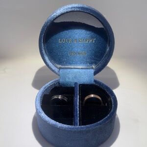 The kiss 925Stamped gunmetal and Gold tone Rings in Blue Velvet Box(Wedding ring